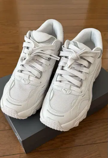 PUMA 통굽 스니커즈 화이트 24.5cm