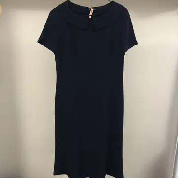 다크 네이비 카라 부착 반팔 무릎 기장 원피스