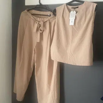 베이지 슬리브리스 V넥 팬츠 셋업 미사용품