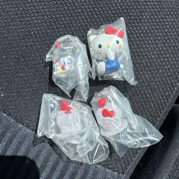 [오늘 발송 가능 ] 몬치치 x 헬로키티 메지루시 액세서리