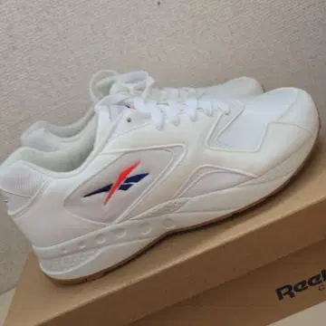 Reebok 화이트 스니커즈