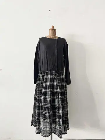 UNIVERSAL TISSU 코튼울 절개 원피스
