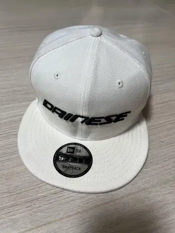 DAINESE 화이트 스냅백 캡 9FIFTY