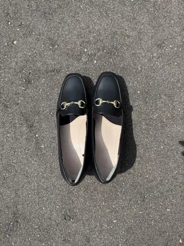 로퍼 블랙 금장 장식 포함