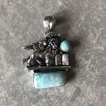 신비로운 빛을 발하는 라리마와 베네치아 사자 펜던트 탑