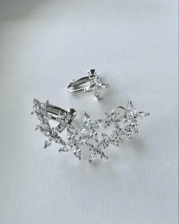 LoveTiara 마키스 플라워 모티브 아지메 귀찌