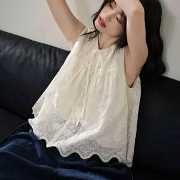 KUOSE 슬리브리스 자수 상의