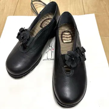 토끼와 블랙 꽃 장식 펌프스