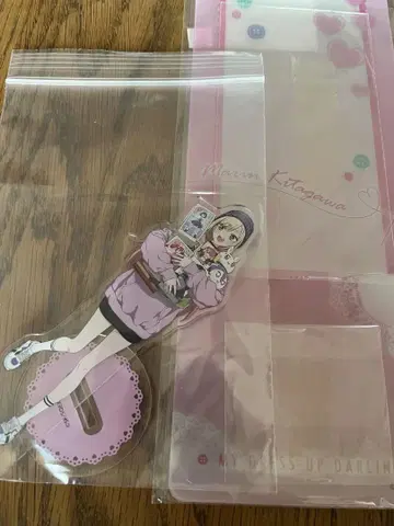 그 비스크 돌 키타가와 마린 아크릴 스탠드 팬티스 게임센터 배경 포함