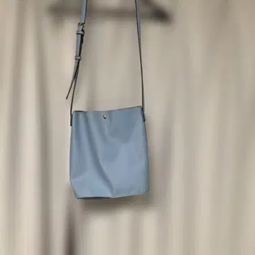라이트 블루 숄더백