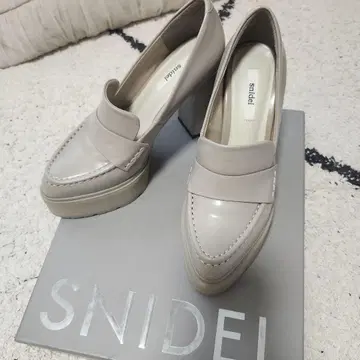 스나이델 로퍼 펌프스