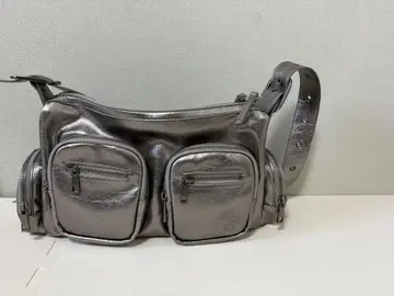 메탈릭 실버 숄더백