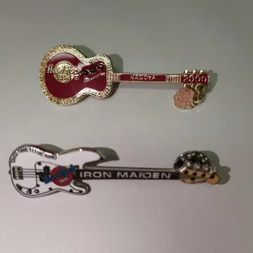 어쿠스틱 기타와 IRON MAIDEN 핀 배지 세트