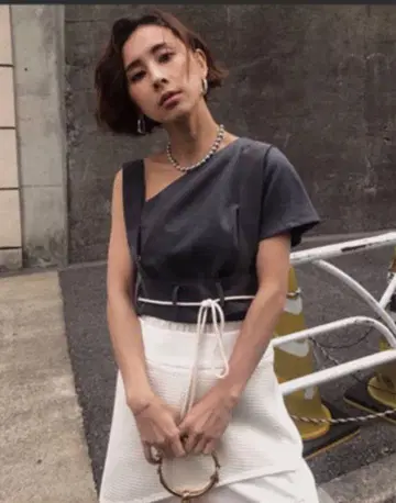 AMERI 원숄더 상의 서스펜더 포함 티셔츠 그레이