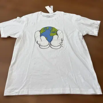 택 포함 새상품 유니클로 KAWS 카우스 지구 T셔츠 xl