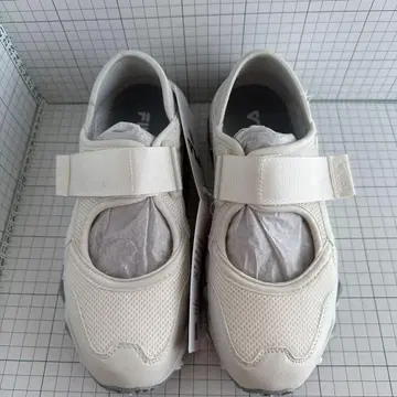 FILA 스니커즈 화이트 계열 24.5cm