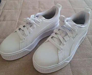 미사용 새상품 PUMA 통굽 화이트 스니커즈 22.5cm