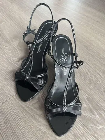 긴자 카네마츠 리본 포함 블랙 스트랩 샌들