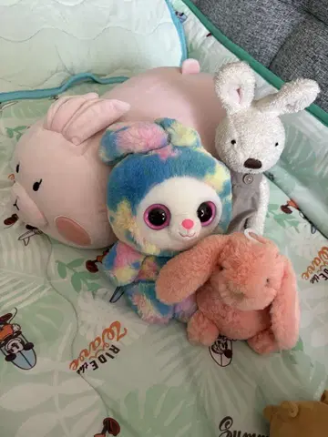 컬러풀한 토끼 봉제 인형