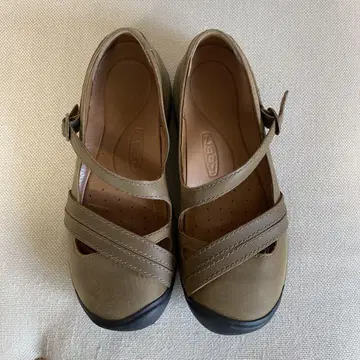 KEEN 크로스 스트랩 가죽 신발 브라운 24.5