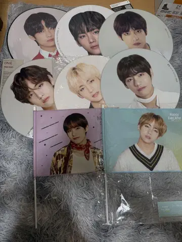 BTS V 부채 8개 세트와 배지 2개