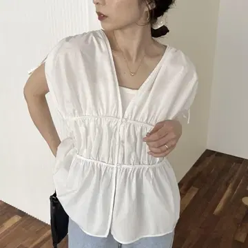 CAPRICIEUX LE'MAGE 개더 V 슬리브리스 셔츠
