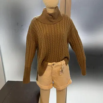 카키 케이블 짜임 터틀넥 니트