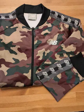 뉴발란스 저리 상의 M