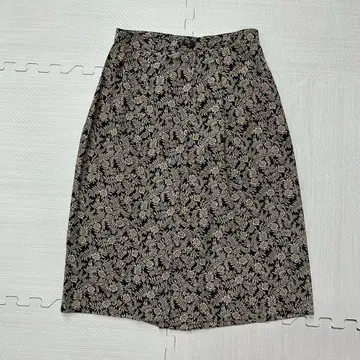 꽃무늬 타이트 스커트 블랙과 베이지
