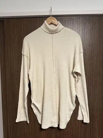 Kastane 베이지 터틀넥