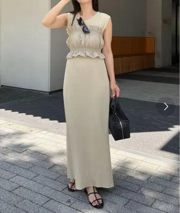 슬리브리스 원피스 베이지 프릴 디자인