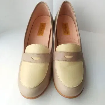 키다리 아저씨 베이지와 크림 색상의 가죽 로퍼 25.5cm