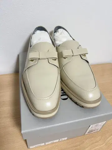 OFD 리본 모카 통굽 로퍼