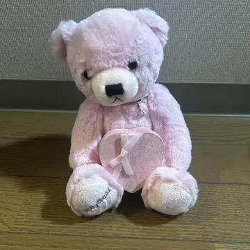 핑크색 봉제 인형과 하트 모양 목걸이