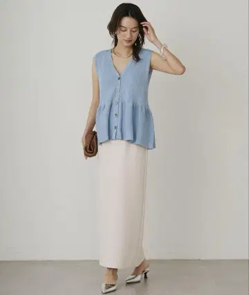 LOUNGE DRESS 스카이블루 페플럼 슬리브리스 니트 플레어 실루엣