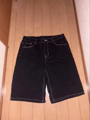 블랙 자수 포켓 하프 팬츠