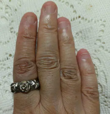 실버 컬러 장미? 볼드 반지