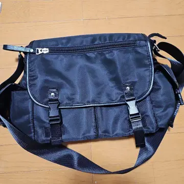 [ 미사용 새상품 ] 블랙 나일론 메신저 백