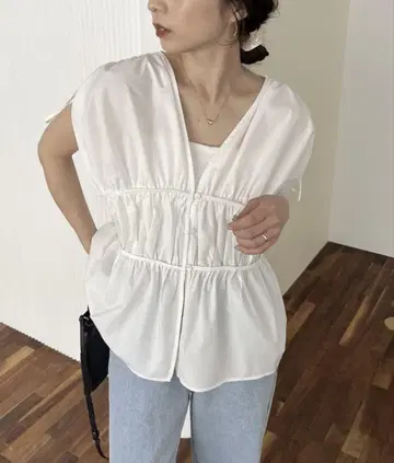 카프리슈 마쥬 개더 V 슬리브리스 셔츠 화이트