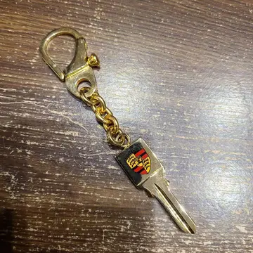 PORSCHE 골드 컬러 열쇠 모양 키링