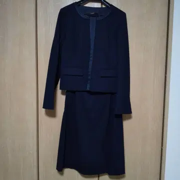 리플렉트 네이비 정장 세트 자켓과 스커트