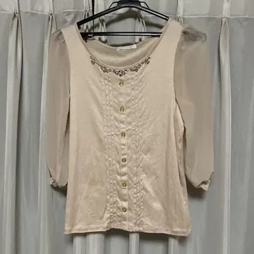 비쥬 장식 베이지 반소매 상의