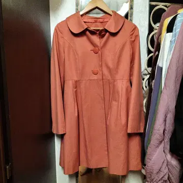 오렌지 컬러 버튼이 달린 롱 코트
