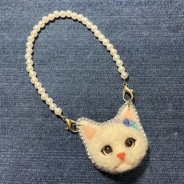 화이트 고양이 얼굴 모양 양모 펠트 백참 블루 꽃 펄 브릭 스티치