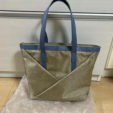 베이지와 파랑의 토트백