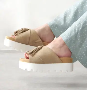 MINETONKA 미네통카 22cm 베이지 통굽 플랫 샌들