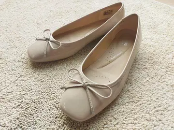 새상품급 클락스 Clarks 베이지 에나멜 플랫 리본 포함 신발 22.5