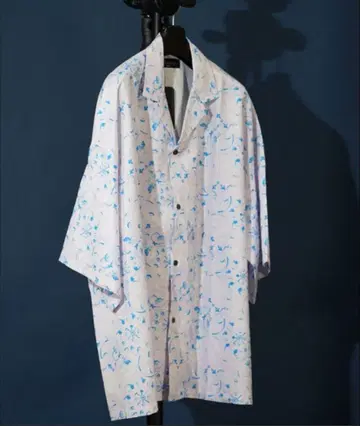 알로하 셔츠 화이트 베이스에 파란 꽃무늬 반팔
