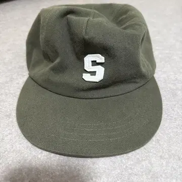올리브색 자수 S 로고 캡