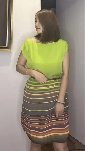 새상품급 형광 그린 스트라이프 슬리브리스 원피스